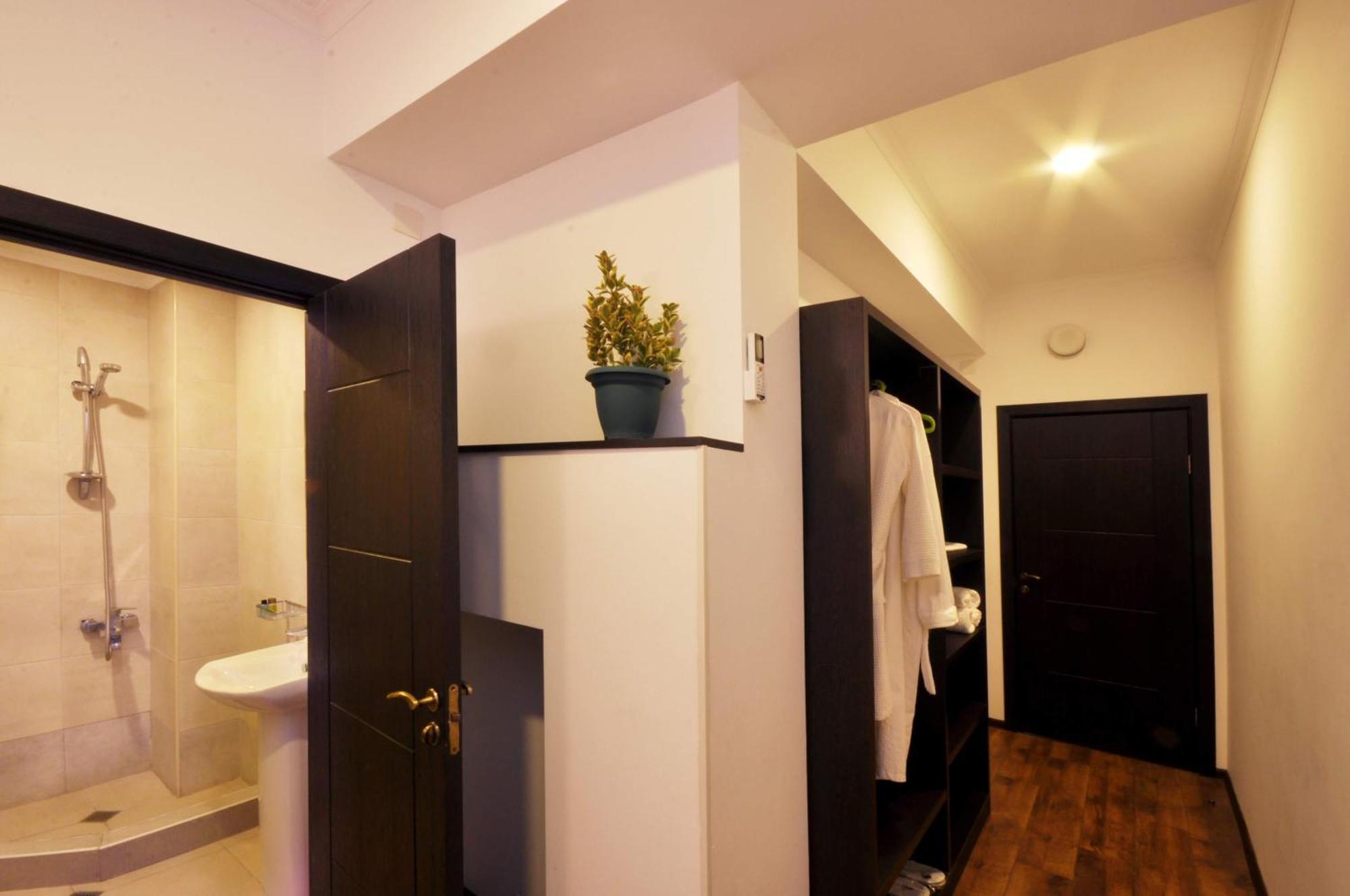 Tbilisi Check In Hotel Bagian luar foto